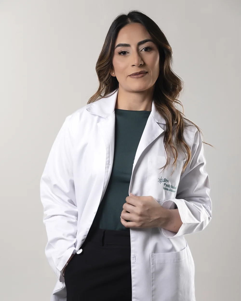 La Dra. Paola Recamán con bata médica